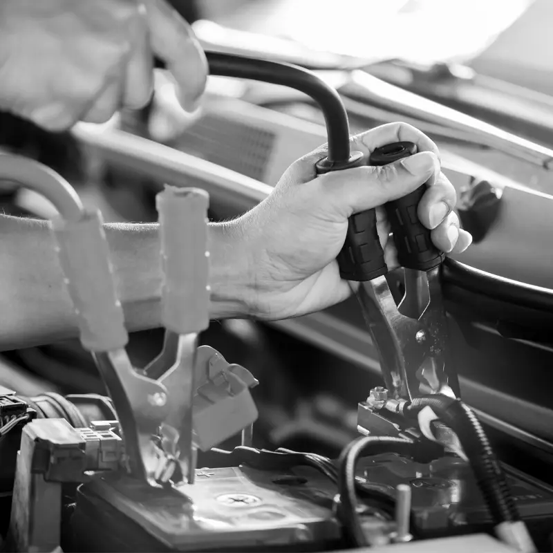 Batterie Service prüft die Leistung der Autobatterie