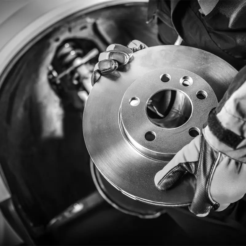 Bremsscheibe in der Hand eines Profis