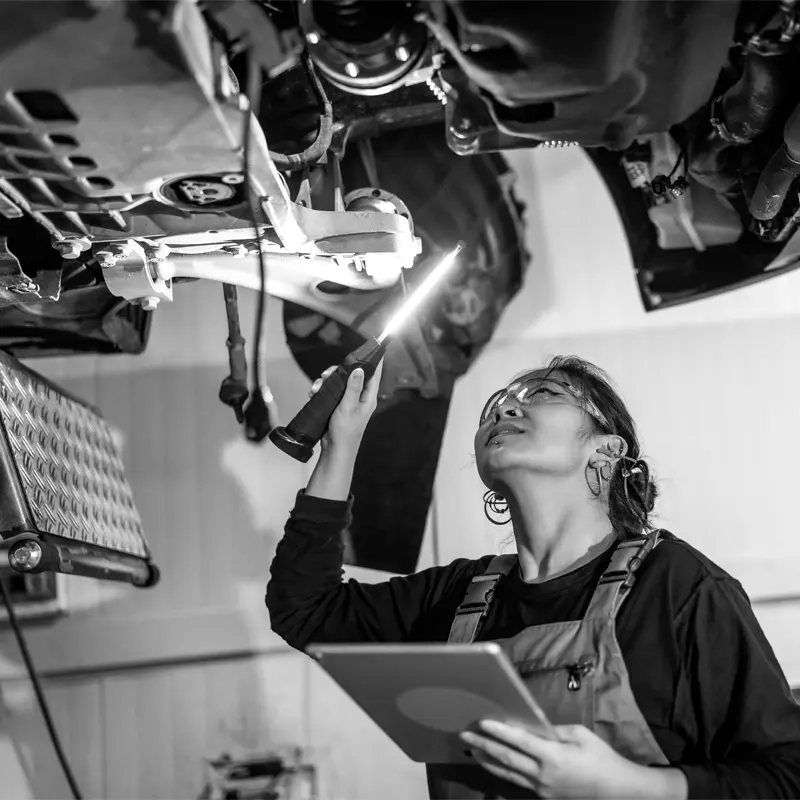 Standardisierte Unterbodenprüfung eines Autos