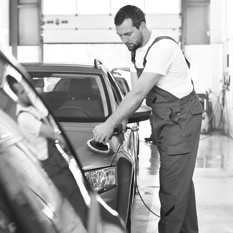 Motorhaube des Autos polieren