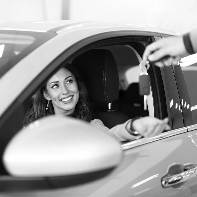 Zufriedene Kunden bekommt Autoschlüssel