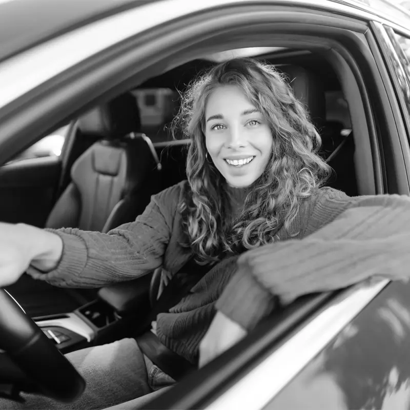 Zufriedene Autofahrerin