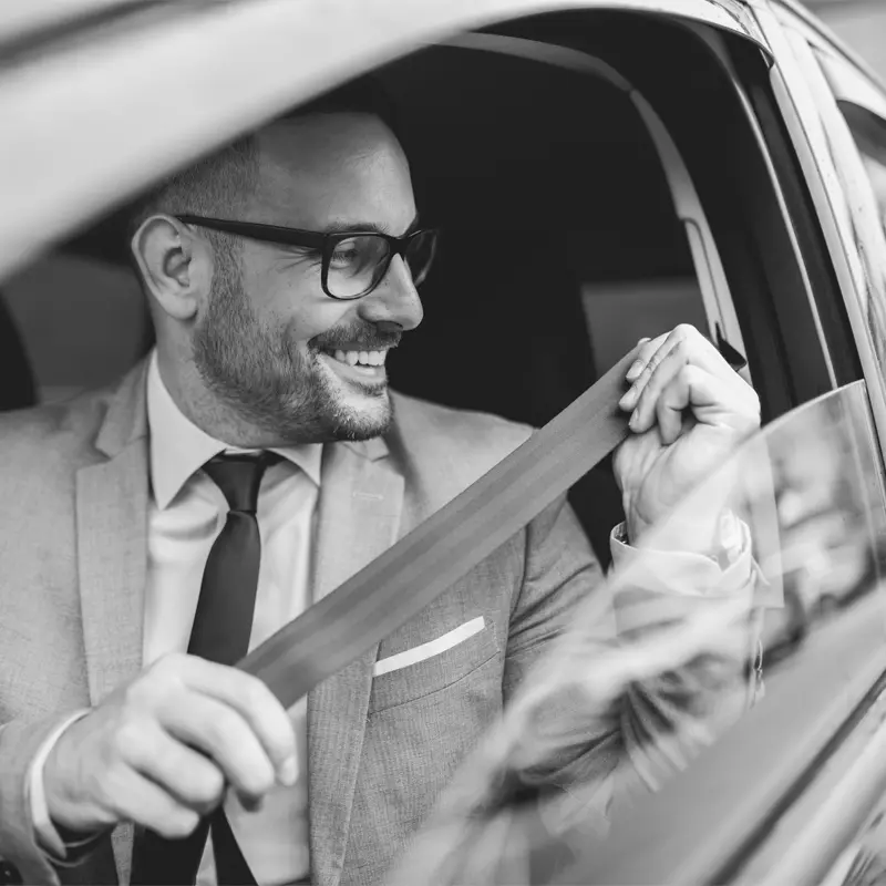Zufriedener Autofahrer schnall sich an