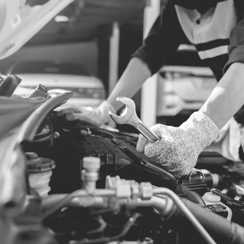 Mechaniker arbeitet an Motor
