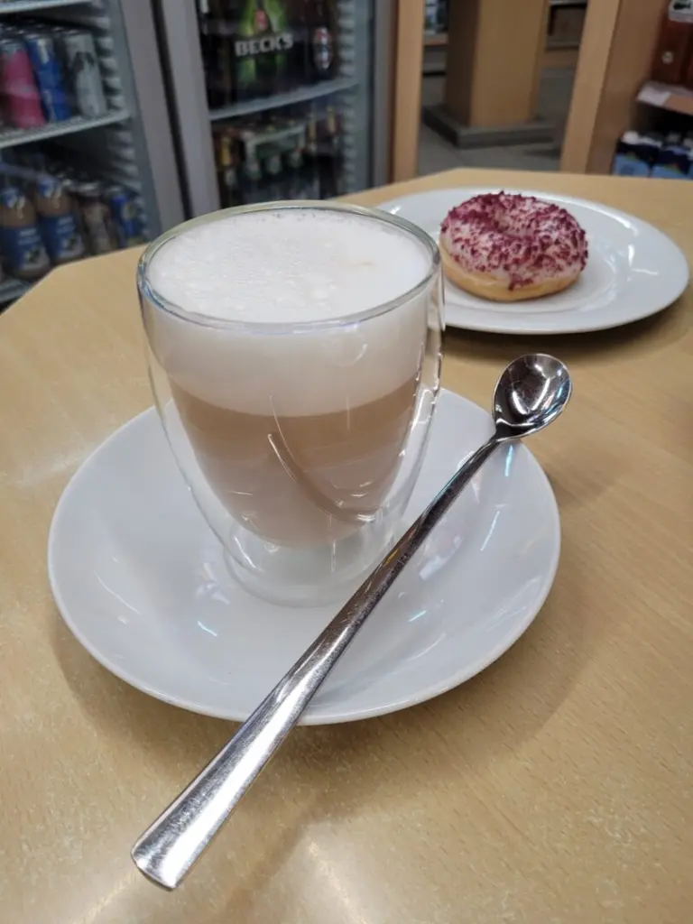 Kaffeetasse und Donut
