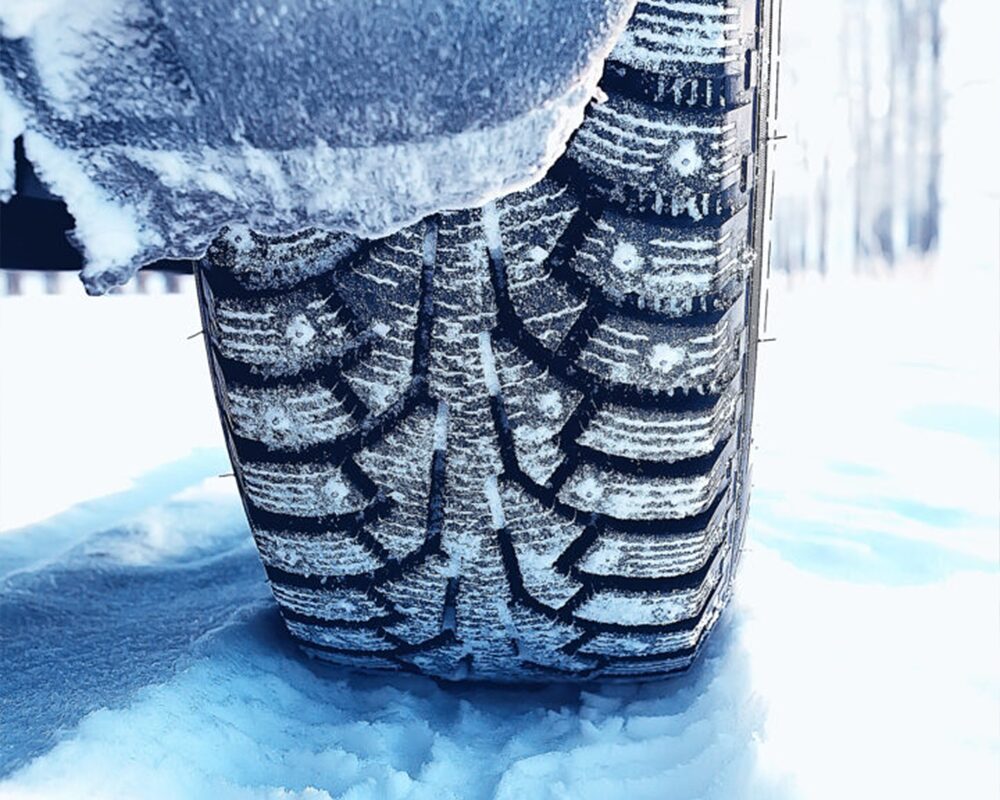 Nahaufnahme eines Autoreifens im Schnee