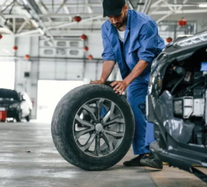 Werkstatt-Mitarbeiter beim Reifenwechsel