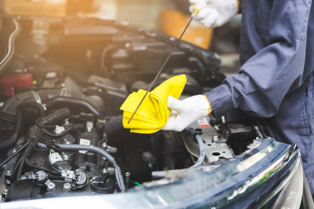 Ölcheck in einer OK Car-Service Werkstatt