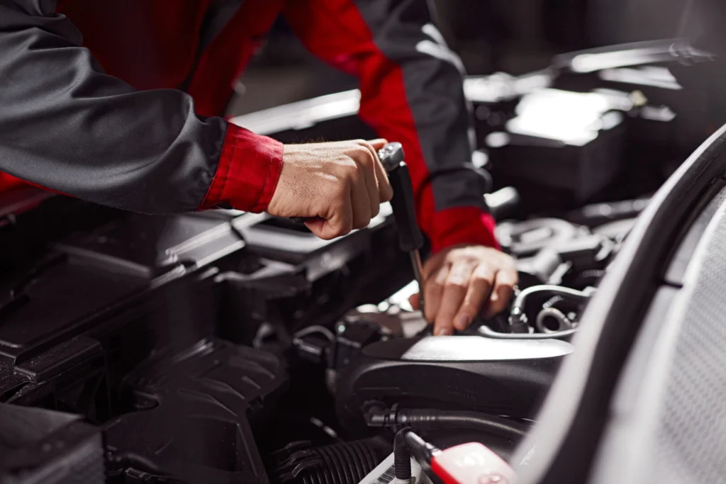 Offener Motor eines Autos in der Werkstatt